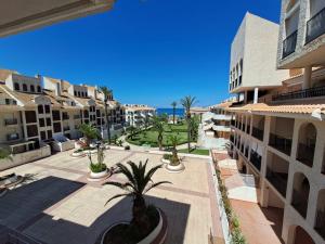 vistas al patio de un edificio de apartamentos en Apartamentos Góndolas V.v., en La Manga del Mar Menor