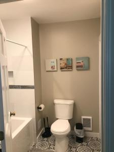 y baño con aseo blanco y ducha. en The John Randall House en Provincetown