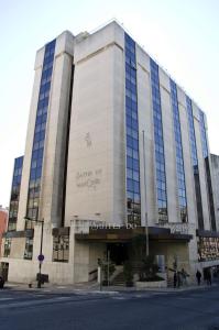 un edificio con un cartello sul lato di Aparthotel VIP Executive Suites do Marquês a Lisbona