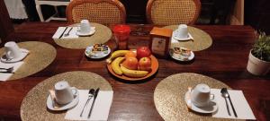 una mesa de madera con platos de comida. en Camino y Leyenda, en Trabadelo