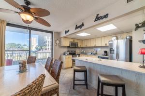 Køkken eller tekøkken på Edgewater W208 Beach Bungalow Bliss