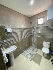 uma casa de banho com um WC e um lavatório em IGHIZ INN resort em Er Rachidia