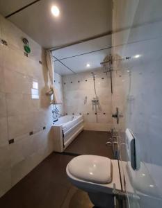 La salle de bains est pourvue d'une baignoire, de toilettes et d'un lavabo. dans l'établissement Hotel Niyati Guest House, à Vieux-Goa