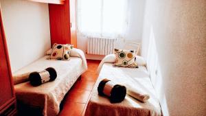 2 camas individuais num quarto com uma janela em 3 bedrooms house with city view enclosed garden and wifi at Almagro em Almagro
