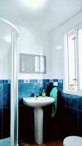 uma casa de banho com um lavatório e um chuveiro em 3 bedrooms house with city view enclosed garden and wifi at Almagro em Almagro