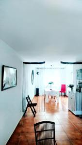 un soggiorno con 2 sedie e un tavolo di 3 bedrooms house with city view enclosed garden and wifi at Almagro ad Almagro
