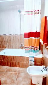 A bathroom at 3 bedrooms house with city view enclosed garden and wifi at Almagro