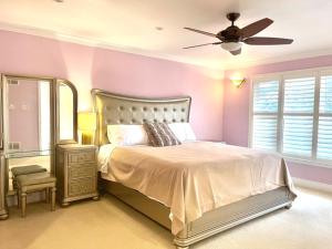 sypialnia z łóżkiem i wentylatorem sufitowym w obiekcie Vihome516C1-Deluxe Double Bedroom near Bayview w mieście Toronto