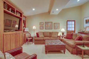 uma sala de estar com dois sofás e um sofá em Cozy Abode with Yard about 1 Mi to Dtwn Summerville em Summerville