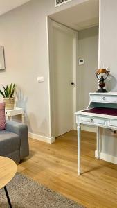 een woonkamer met een tafel en een bank bij SantaMaria del Realejo in Córdoba