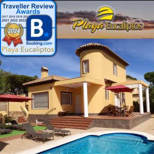un modelo de casa con piscina en Playa Eucaliptos 1A, en Isla Cristina