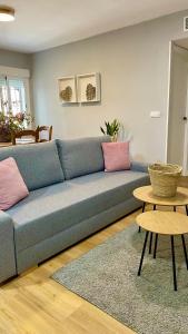 een blauwe bank in een woonkamer met een tafel bij SantaMaria del Realejo in Córdoba