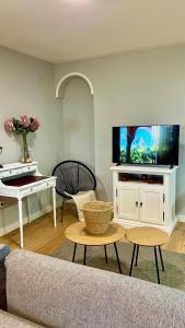 een woonkamer met een bank en een flatscreen-tv bij SantaMaria del Realejo in Córdoba