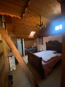 una camera con un grande letto in un soffitto in legno di Chalet les aiguilles ad Albiez-Montrond