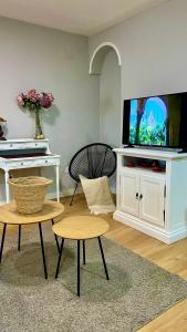 een woonkamer met een tv en een tafel en stoelen bij SantaMaria del Realejo in Córdoba +28 foto's