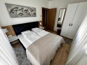 ブダペストにあるVH9 Apartmentsのベッドルーム(白いベッド1台、鏡付)