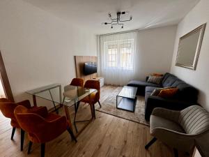 ブダペストにあるVH9 Apartmentsのリビングルーム(ソファ、テーブル付)