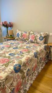 1 dormitorio con 1 cama con colcha de flores en PATIO del REALEJO, en Córdoba