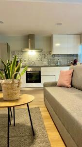 een woonkamer met een bank en een tafel bij SantaMaria del Realejo in Córdoba