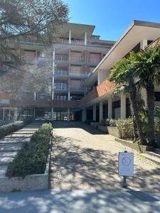 un edificio con un cartello di divieto di fumo di fronte di Ampio appartamento in centro con terrazze e parcheggio gratuito a Lignano Sabbiadoro