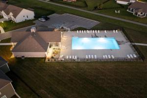 una vista aérea de un gran edificio con piscina en The Parklands Hot Tub Retreat, en Jeffersonville
