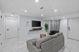 ein Wohnzimmer mit einem Sofa und einem Flachbild-TV in der Unterkunft The Luxurious loft in Newark