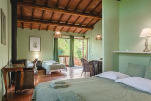 1 dormitorio con 2 camas, mesa y sillas en Podere L'Erbolario, stylish villa with private pool and olive garden., en Scrofiano