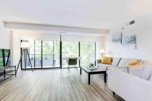 sala de estar con sofá blanco y mesa en 2BR Executive Apartment with Spacious Layout, en Arlington