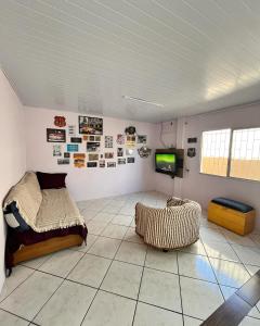 a bedroom with a bed and a tv in a room at Casa espaçosa e aconchegante Jphouse in São José