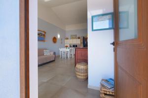 Habitación con puerta y sala de estar. en CASA AZZURRA - BLUE HOUSE, en Teulada