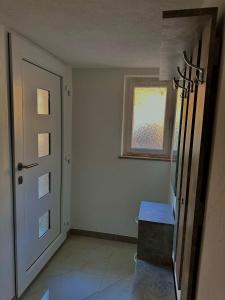 an empty room with a door and a window at Zwei Zimmer Wohnung mit Küche in Kuchen