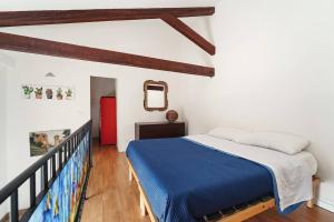 A bed or beds in a room at One bedroom house with sea view balcony and wifi at Palermo 8 km away from the beach