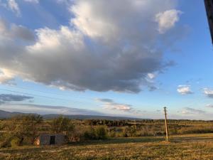 uma vista para um campo com um céu nublado em Jiovanni em Rieux-Minervois
