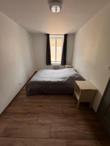 um pequeno quarto com uma cama e uma janela em Jiovanni em Rieux-Minervois