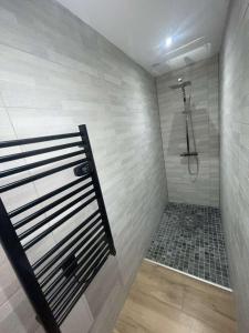 uma casa de banho com um chuveiro e uma parede de azulejos em Jiovanni em Rieux-Minervois
