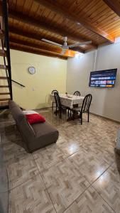 Adhara Apart في بويرتو إجوازو: غرفة معيشة مع طاولة وأريكة
