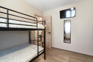 Katil dua tingkat atau katil-katil dua tingkat dalam bilik di Casa Rural El Paloteo