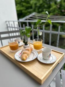 una bandeja con dos platos de comida y una taza de zumo de naranja en Dora’s Stay, en Turín