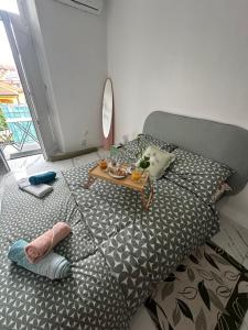 Un dormitorio con una cama con una mesa encima. en Dora’s Stay, en Turín