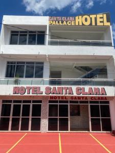 una señal de hotel Santa Clara en la parte superior de un edificio en Santa clara palace hotel en Belém
