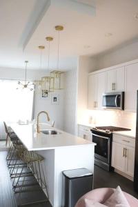 ナッシュビルにあるWelcome to Your East Nashville Oasis! Super Host!のシンクとコンロのあるキッチン トップオーブン