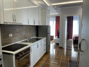 Kuchyň nebo kuchyňský kout v ubytování Modern Apartment by the Beach Fishta Q5 23
