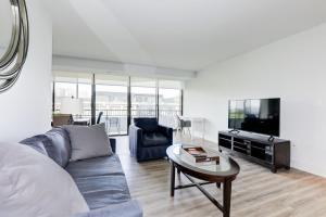 uma sala de estar com um sofá e uma mesa em 2BR Comfort Apartment in Prime Location em Arlington