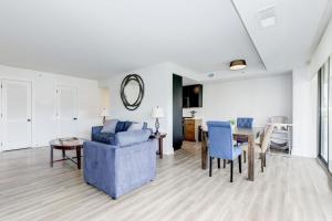 sala de estar con sofá azul y mesa en 2BR Comfort Apartment in Prime Location, en Arlington
