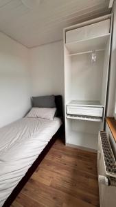 Dormitorio pequeño con cama y armario en Wohnung in Kirchditmold en Kassel