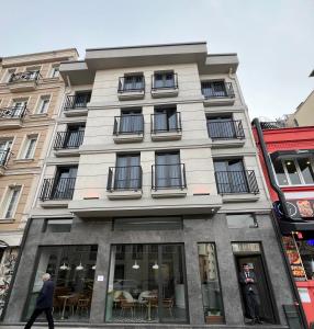een hoog wit gebouw met ramen aan een stadsstraat bij Iris Han Hotel in Istanbul