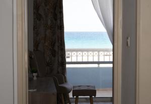vista para o oceano a partir de um quarto de hotel em Blue Star Sea Apartment em Adelianos Kampos