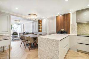 a kitchen and dining room with a table and chairs at Luxury 2 bed Apartment in London
