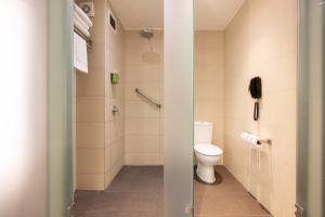 Un baño de Holiday Inn Santiago - Airport Terminal by IHG