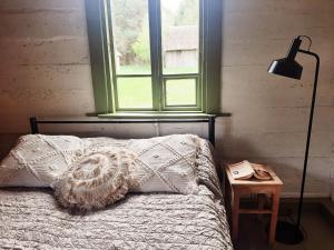 Postel nebo postele na pokoji v ubytování Domek na odludziu + 4 fotografie